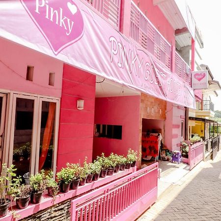 Pinky Guest House Syariah Kota Batu Exterior photo