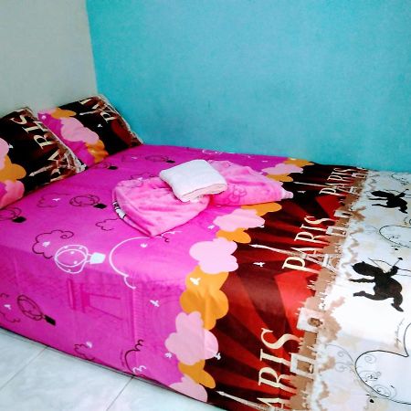 Pinky Guest House Syariah Kota Batu Exterior photo