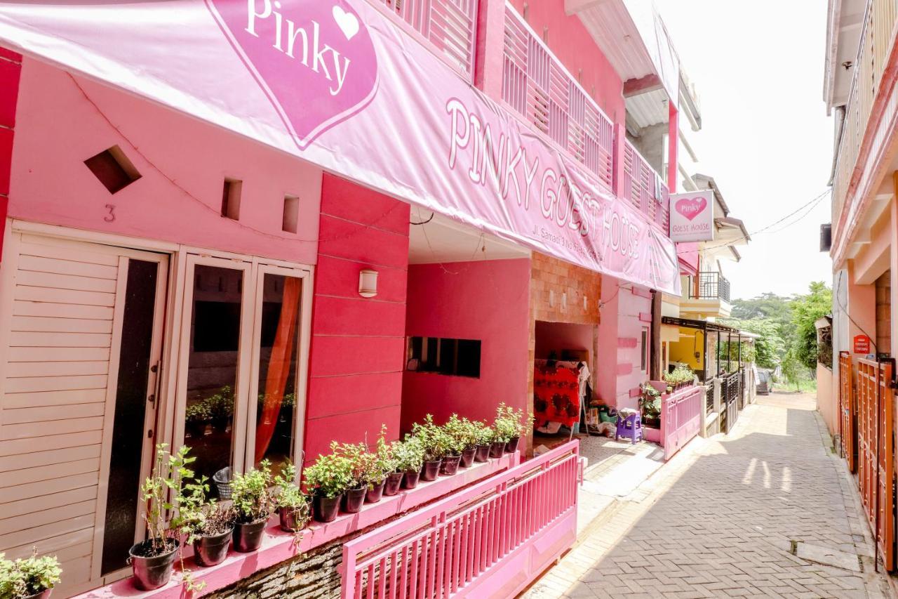 Pinky Guest House Syariah Kota Batu Exterior photo