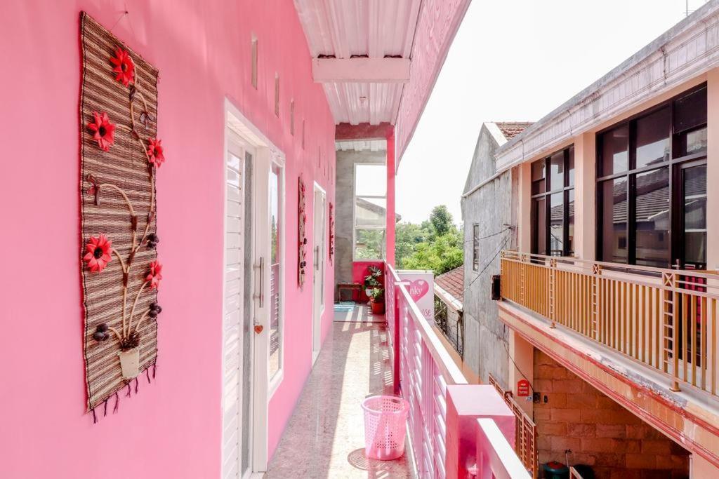 Pinky Guest House Syariah Kota Batu Exterior photo