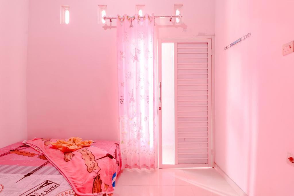 Pinky Guest House Syariah Kota Batu Exterior photo