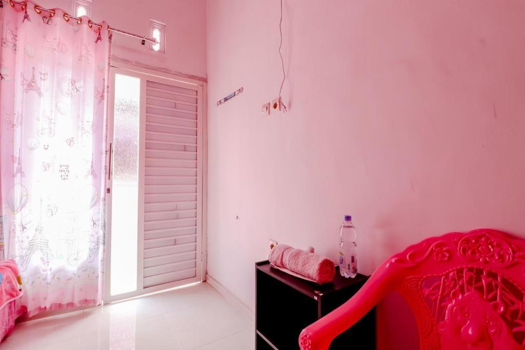 Pinky Guest House Syariah Kota Batu Exterior photo