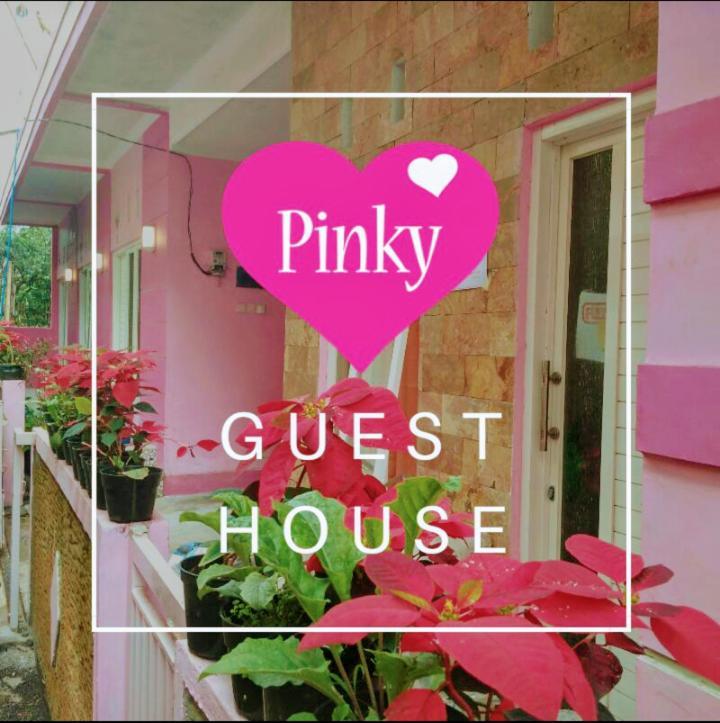 Pinky Guest House Syariah Kota Batu Exterior photo