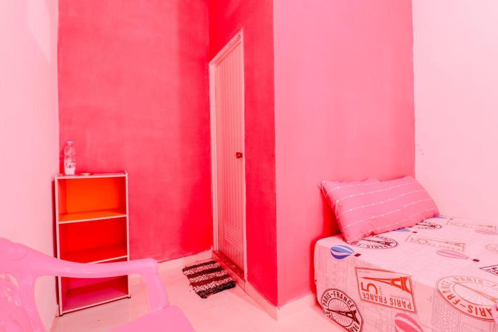 Pinky Guest House Syariah Kota Batu Exterior photo