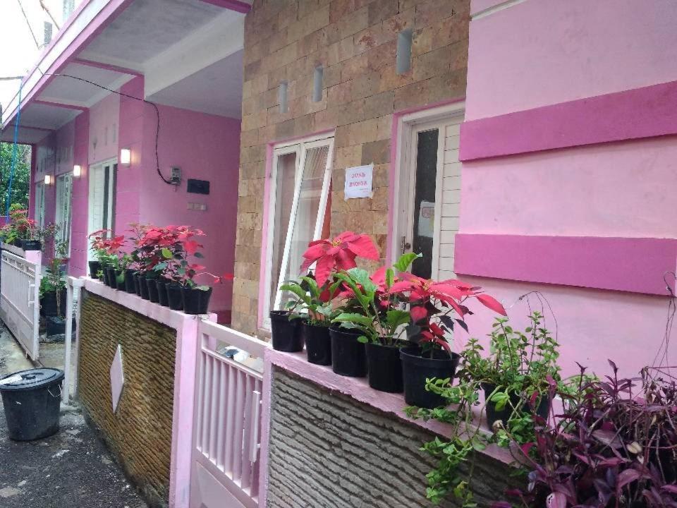 Pinky Guest House Syariah Kota Batu Exterior photo
