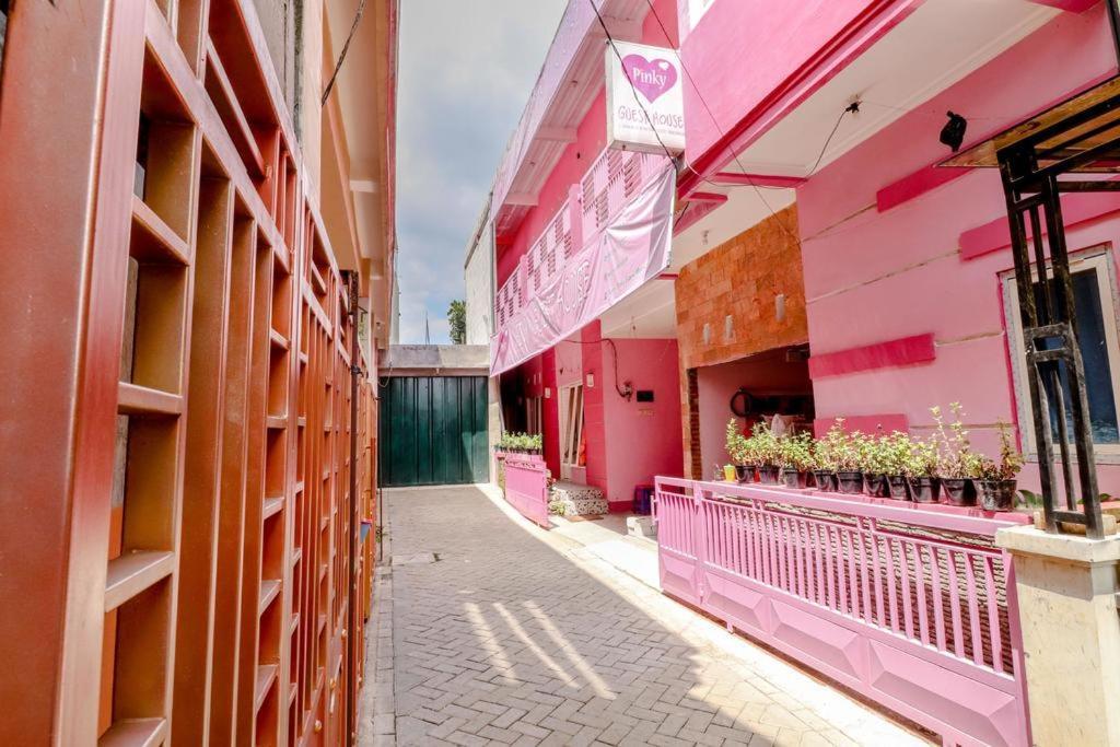 Pinky Guest House Syariah Kota Batu Exterior photo