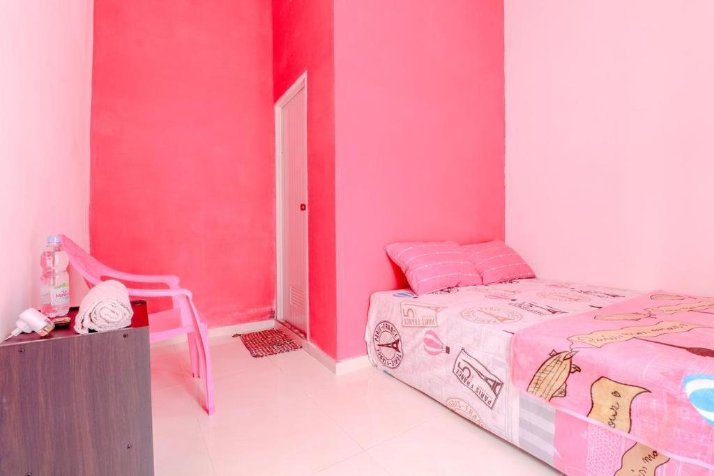Pinky Guest House Syariah Kota Batu Exterior photo
